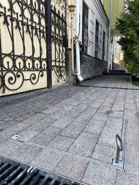 Скрытые люки ул Славянской на смотровых канализационных колодцах на тротуарах с твердым покрытием дорожных одежд бетонной брусчаткой