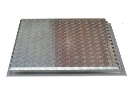 Алюминиевый уличный люк амо al 700*700 в рифленом квадрате